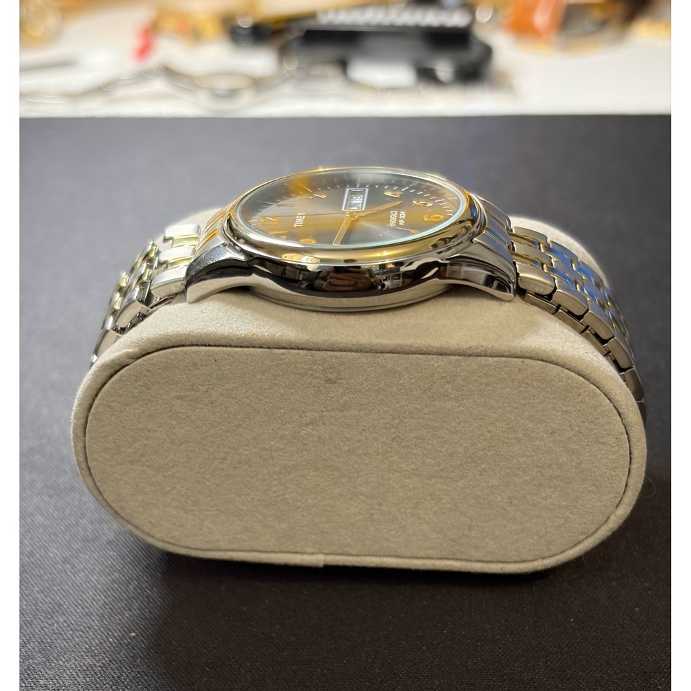 Timex Indiglo Watch Mens OS Two-Tone Grey Dial Day Date Classic Timepiece - Picture 3 of 5